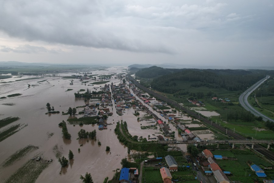 Cidade no nordeste da China suspende produção e negócios diante de impacto de tufão