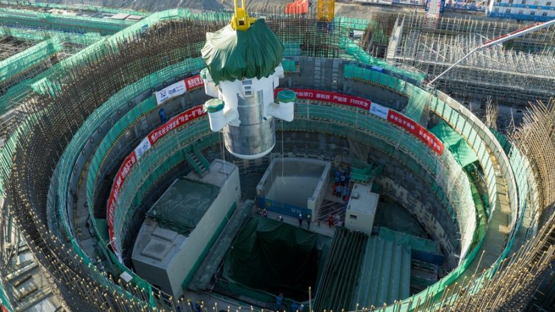 Concluída montagem do módulo central de pequeno reator nuclear chinês