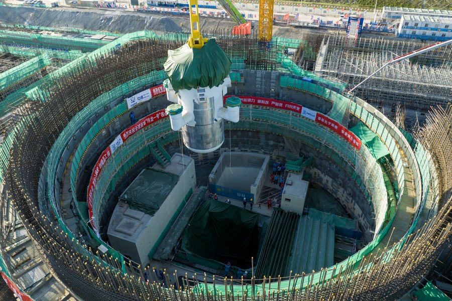 Concluída montagem do módulo central de pequeno reator nuclear chinês