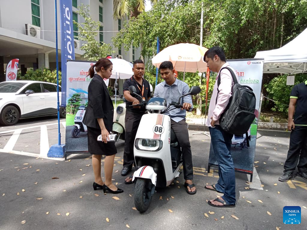 Marcas chinesas de veículos elétricos e scooters se destacam em exposição de mobilidade elétrica do Camboja