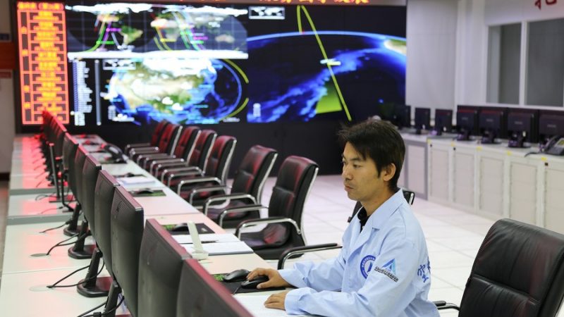 Estação terrestre de satélite funciona em todo o dia e todas as condições climáticas no noroeste da China