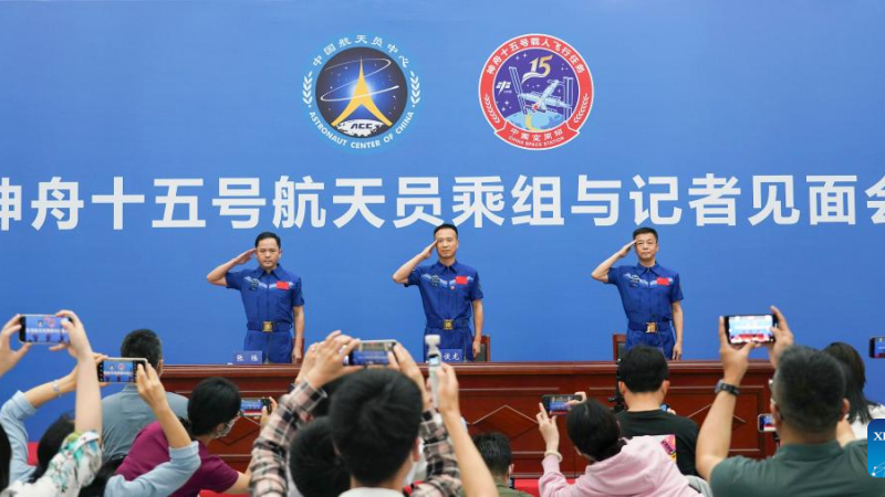 Astronautas da Shenzhou-15 se encontram com imprensa após quarentena e recuperação inicial