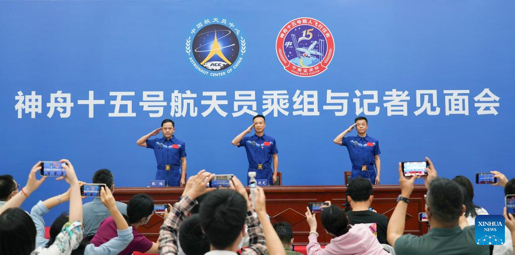 Astronautas da Shenzhou-15 se encontram com imprensa após quarentena e recuperação inicial