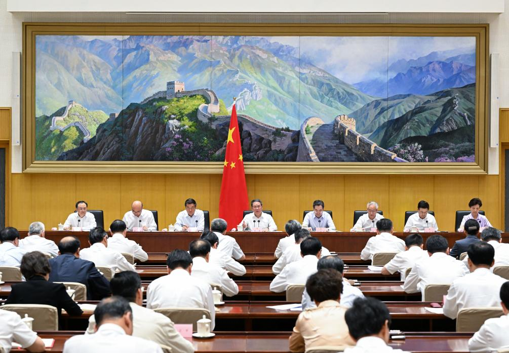 Premiê chinês delineia medidas para atingir metas de trabalho