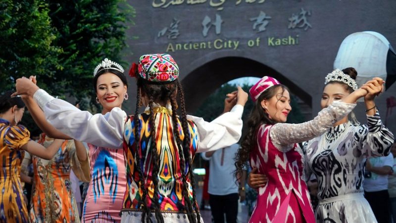 Jornalistas de 17 países visitam Xinjiang