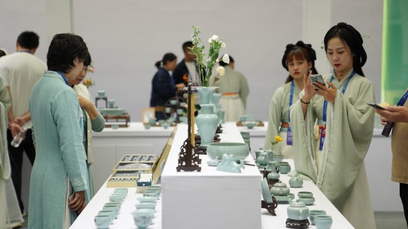 Exposição internacional de cerâmica é inaugurada na “capital da porcelana” da China