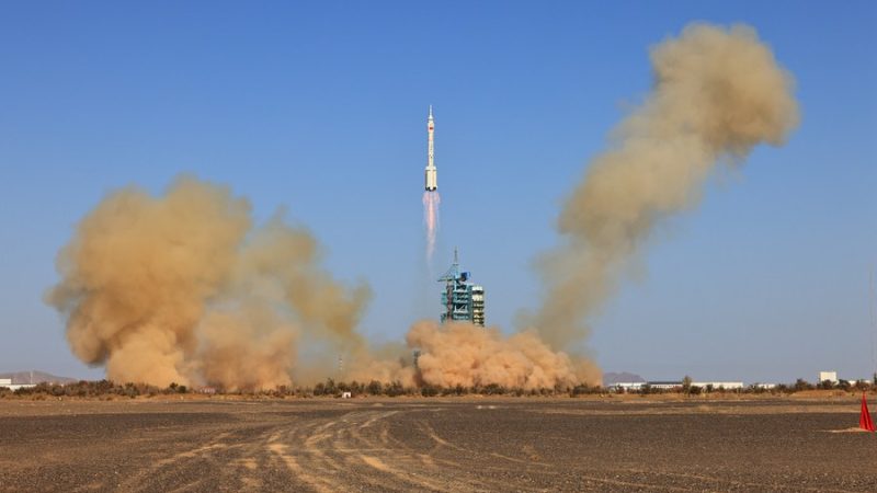 China lança astronautas da Shenzhou-17 para novo trabalho desafiador na estação espacial