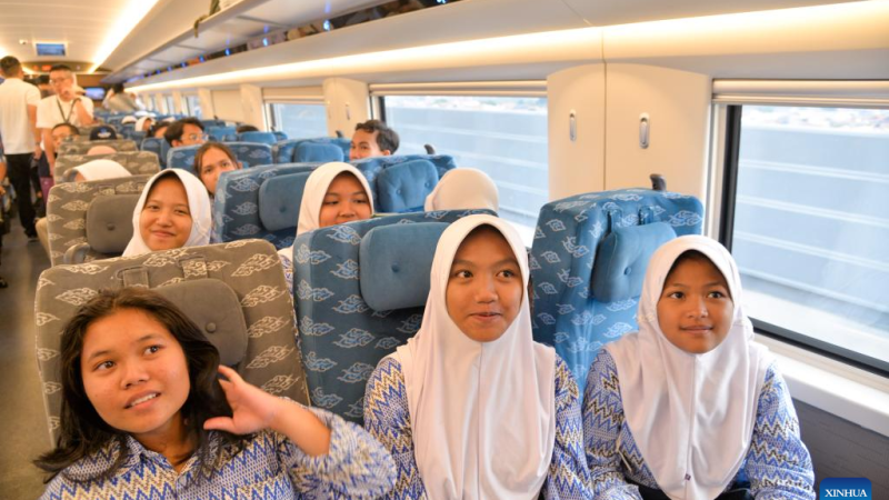 Trem de EMU da Ferrovia de Alta Velocidade Jacarta-Bandung carrega esperanças rumo ao futuro