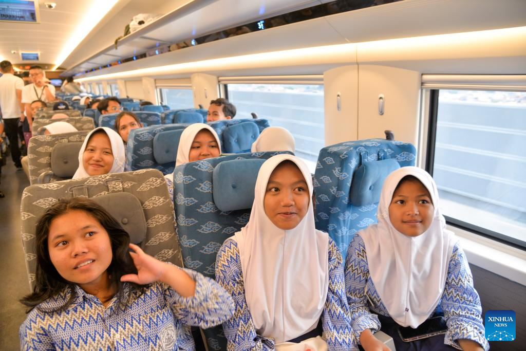 Trem de EMU da Ferrovia de Alta Velocidade Jacarta-Bandung carrega esperanças rumo ao futuro