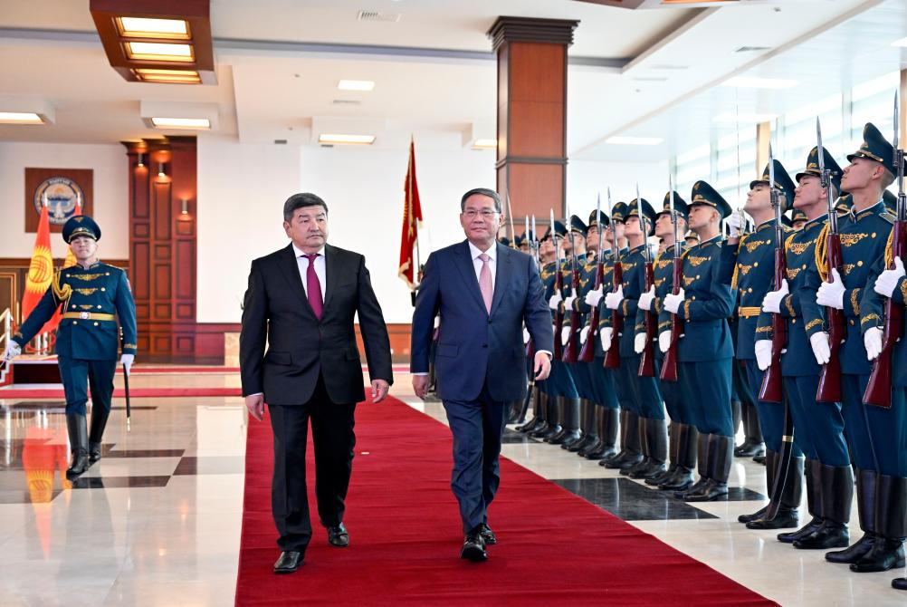 Premiê chinês chega ao Quirguistão para reunião da OCS e visita