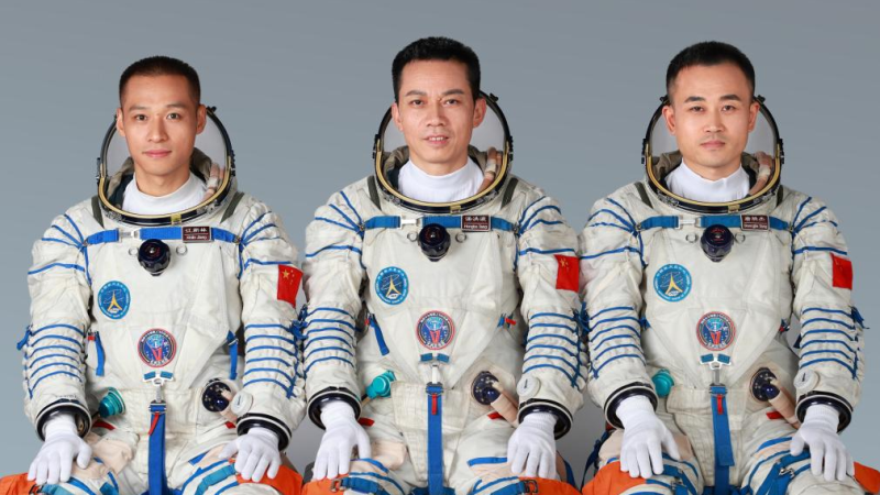 Astronautas chineses da Shenzhou-16 retornam à Terra em segurança