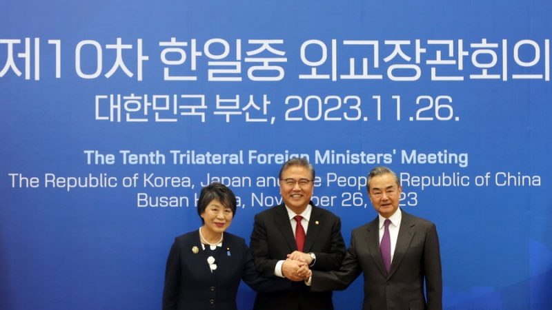 China, Japão e Coreia do Sul devem desempenhar papel mais proativo na promoção de desenvolvimento regional e global, diz Wang Yi