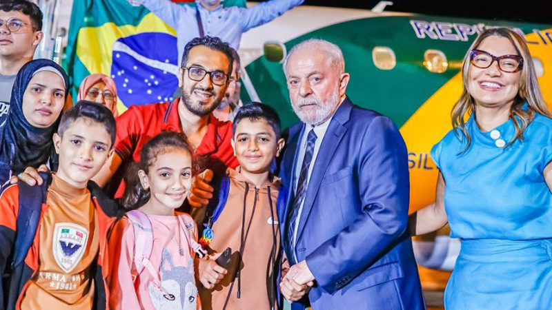 Brasileiros resgatados da Faixa de Gaza desembarcam em Brasília e são recebidos pelo presidente Lula