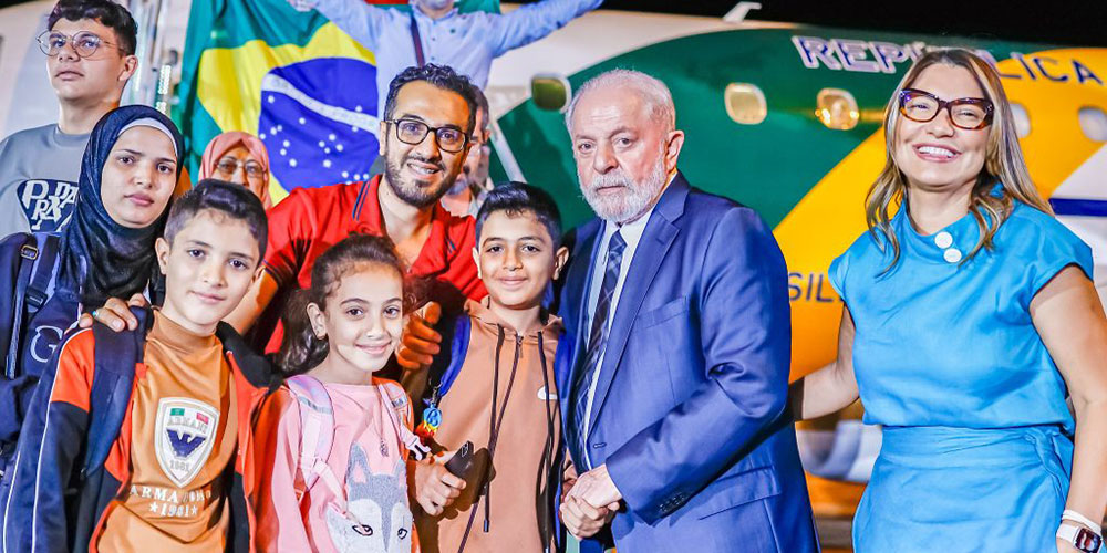 Brasileiros resgatados da Faixa de Gaza desembarcam em Brasília e são recebidos pelo presidente Lula