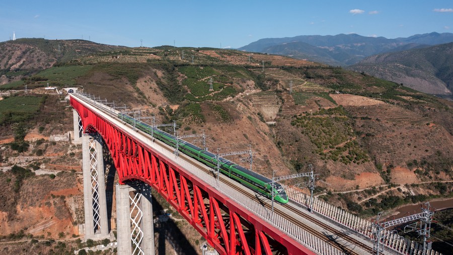 Ferrovia China-Laos transporta mais de 100 mil passageiros transfronteiriços