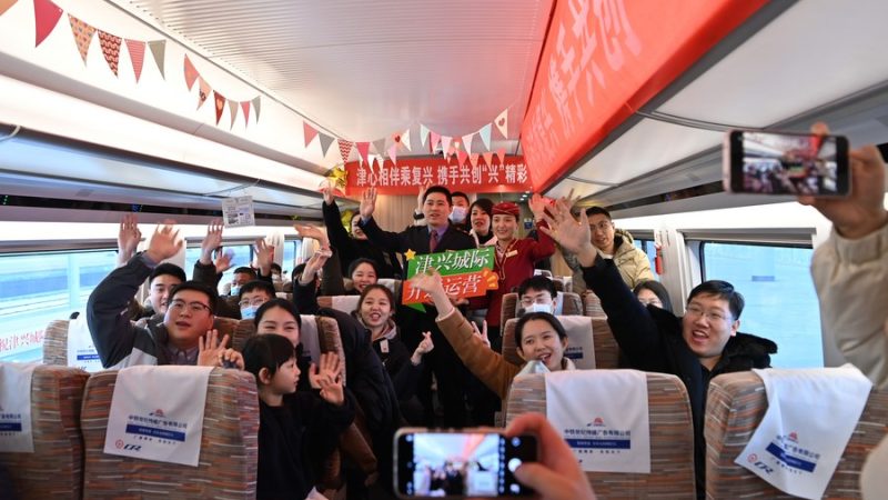 Viagens ferroviárias de passageiros na China mais do que duplicam nos primeiros 11 meses