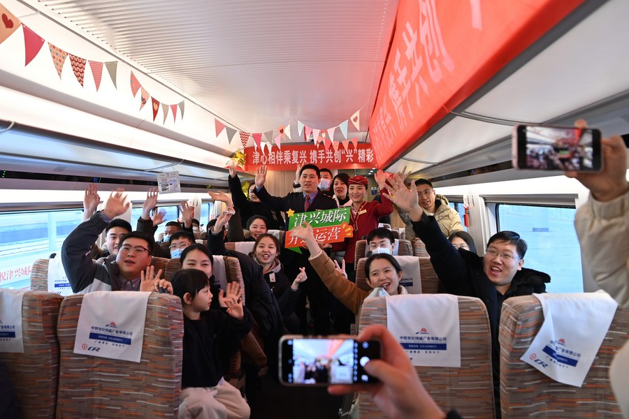 Viagens ferroviárias de passageiros na China mais do que duplicam nos primeiros 11 meses