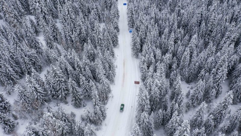 Estrada que liga área cênica de Kanas, em Xinjiang, é liberada após avalanches isolarem turistas