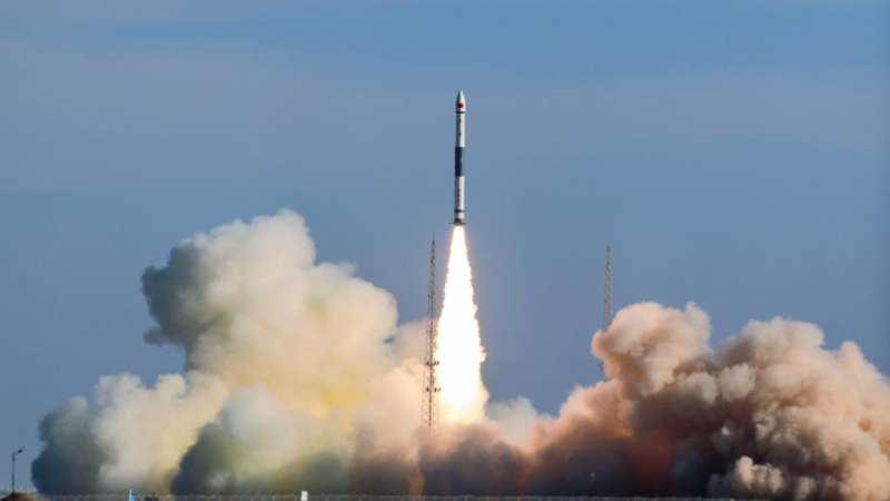 China lança novo satélite de teste usando foguete transportador Kuaizhou-1A