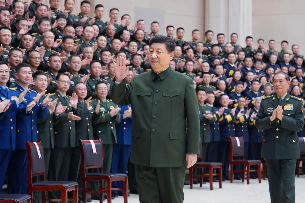 Xi inspeciona tropas estacionadas em Tianjin e estende saudações festivas a todos os militares