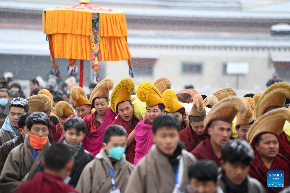 Cerimônia de “banho de sol do Buda” é realizada no mosteiro no noroeste China