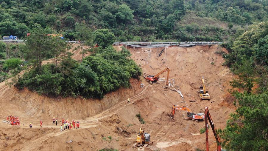 Sobe para 48 número de mortos após desmoronamento rodoviário em Guangdong, no sul da China