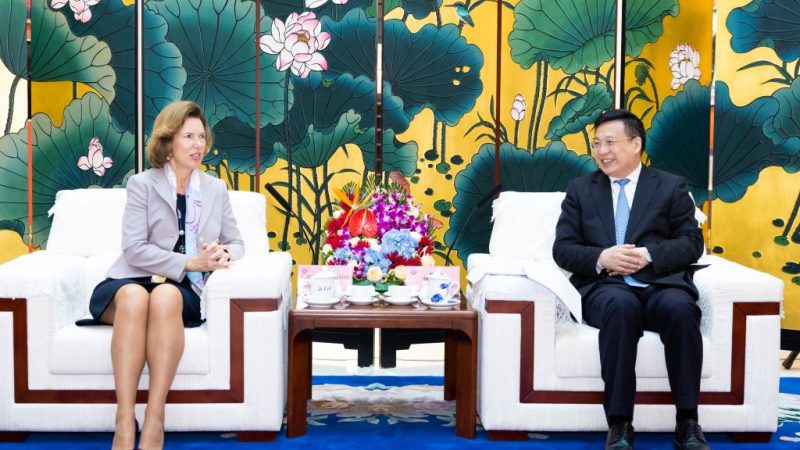 Presidente da Xinhua se reúne com embaixador britânico na China