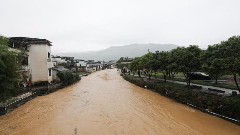 Chuva forte força evacuação de milhares de pessoas e fechamento de dezenas de pontos turísticos em cidade do leste da China