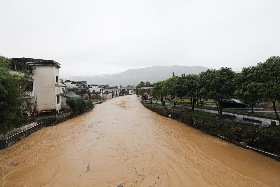 Chuva forte força evacuação de milhares de pessoas e fechamento de dezenas de pontos turísticos em cidade do leste da China
