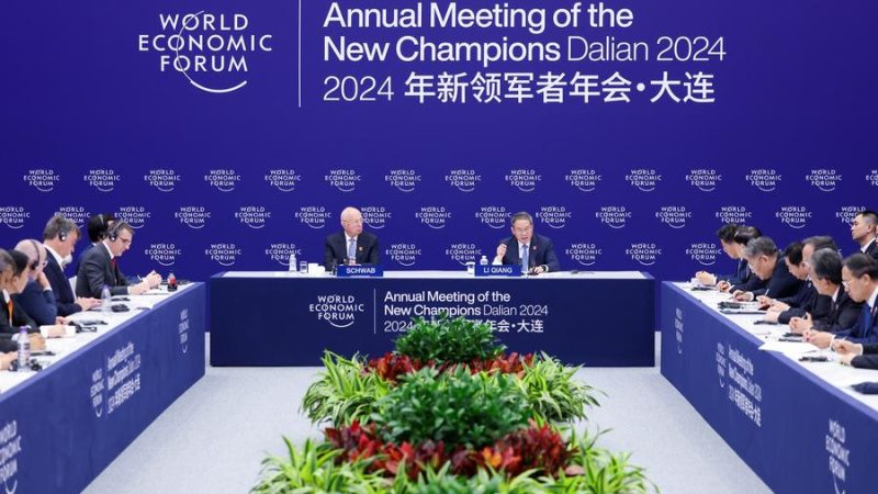 Primeiro-ministro chinês participa de simpósio para representantes de empresas estrangeiras em Davos de Verão