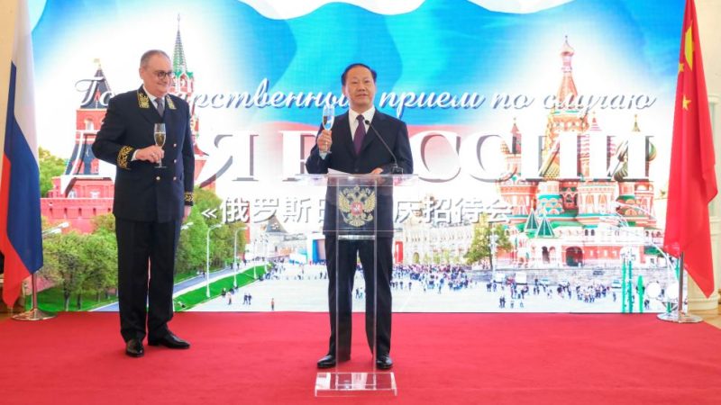 Legislador sênior chinês participa da recepção do Dia da Rússia em Beijing