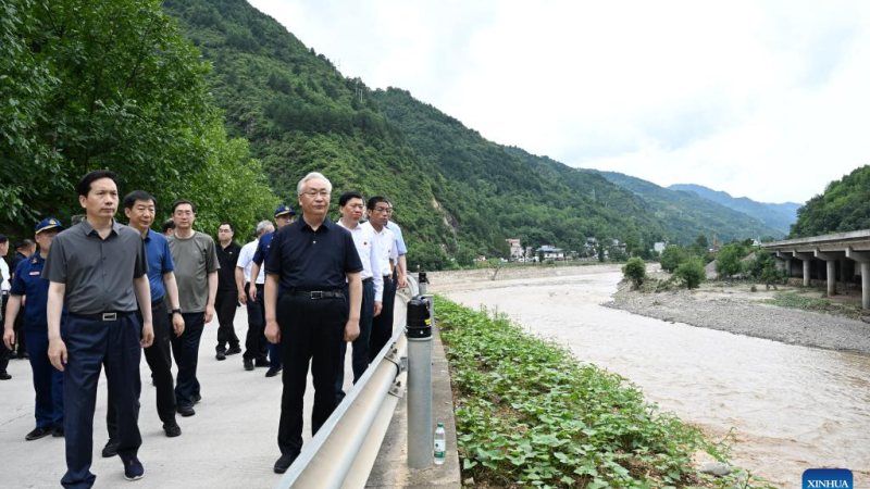 Vice-premiê chinês pede todas as formas possíveis para procurar pessoas desaparecidas após colapso de ponte