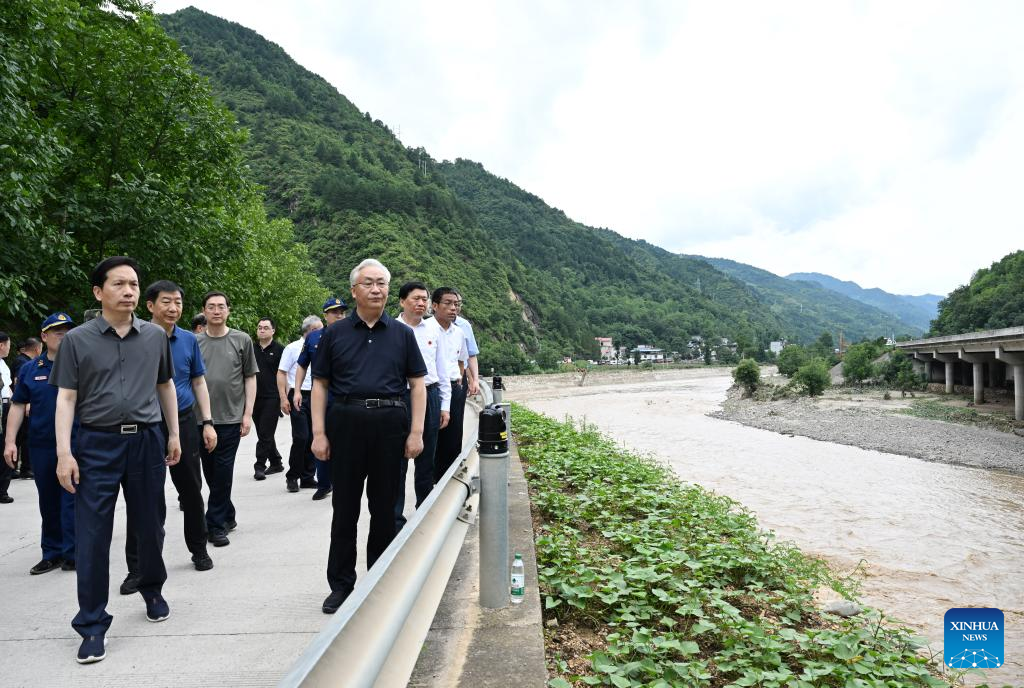 Vice-premiê chinês pede todas as formas possíveis para procurar pessoas desaparecidas após colapso de ponte