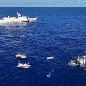 Guarda Costeira da China socorre pescadores filipinos feridos no Mar do Sul da China