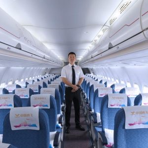 Aeronave ARJ21 da China lança primeira rota aérea de alto planalto