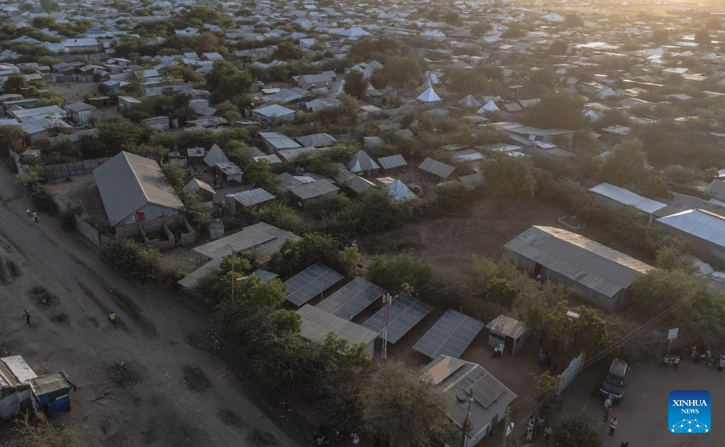 Destaque: Tecnologia solar chinesa ajuda a iluminar campo de refugiados no Quênia