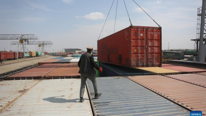 Destaque: Transporte ferroviário de carga transforma cidade fronteiriça afegã em centro movimentado