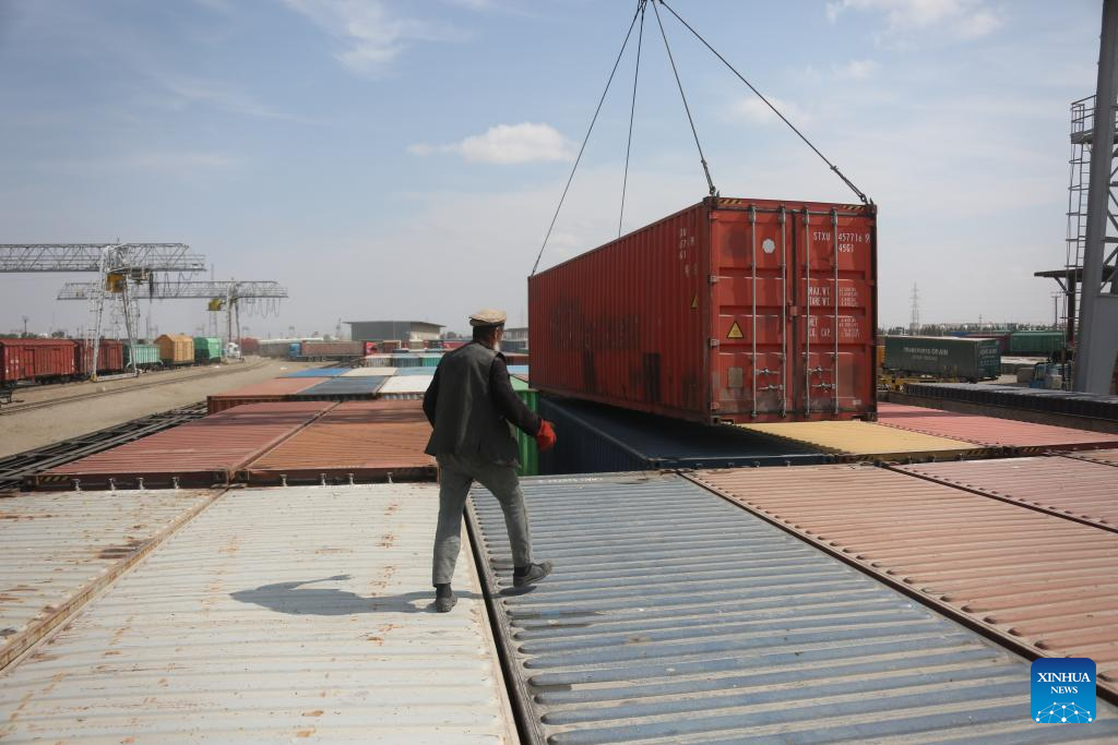 Destaque: Transporte ferroviário de carga transforma cidade fronteiriça afegã em centro movimentado