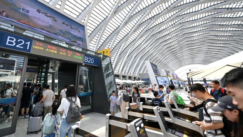  China registra mais de 300 milhões de viagens de passageiros de trem até agora na temporada de verão