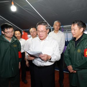 Primeiro-ministro chinês pede esforços inabaláveis no controle de enchentes e alívio de desastres