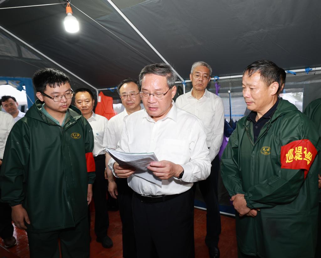 Primeiro-ministro chinês pede esforços inabaláveis no controle de enchentes e alívio de desastres