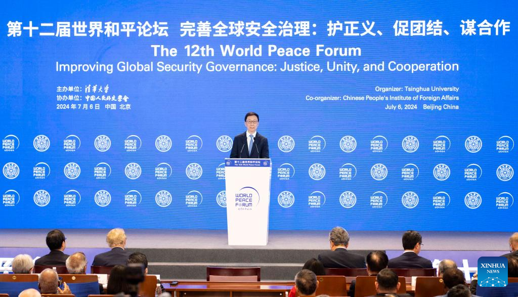 Vice-presidente da China profere discurso no 12º Fórum Mundial da Paz