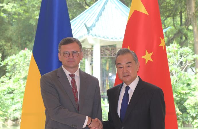 Chanceler chinês destaca fortalecimento da cooperação prática China-Ucrânia