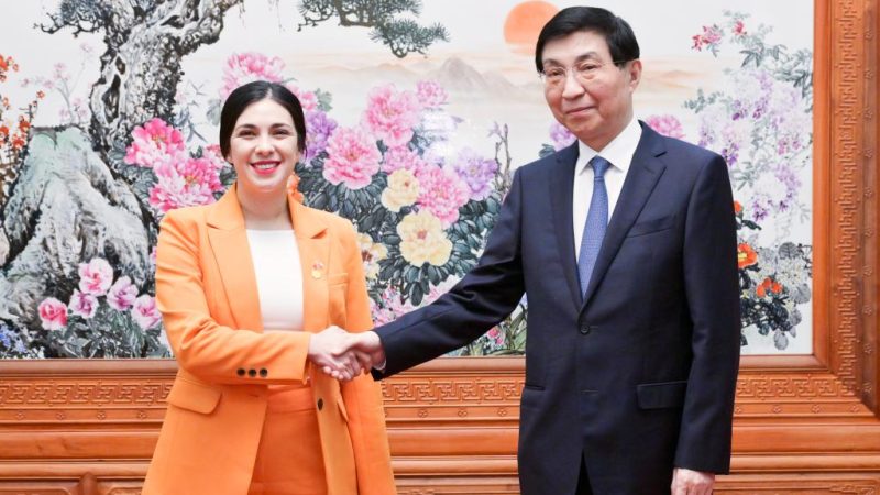 Mais alto conselheiro político da China reúne-se com presidente da Câmara dos Deputados do Chile