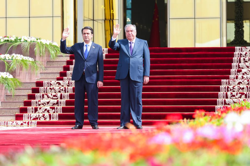 Xi é despedido por Rahmon no aeroporto após visita de Estado ao Tadjiquistão