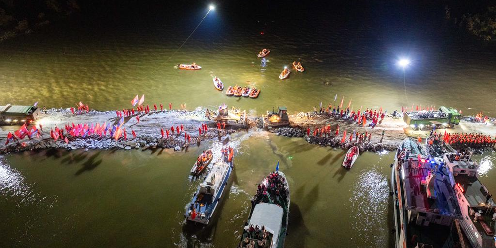 China sela brecha de dique em seu segundo maior lago de água doce