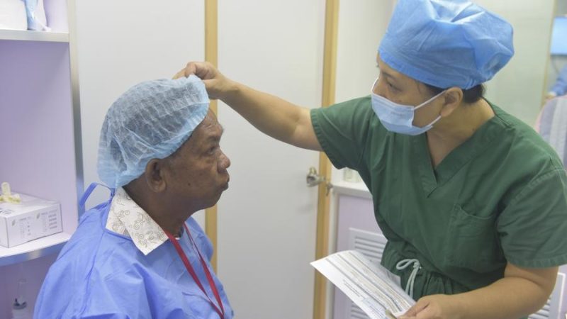 Projeto de erradicação de catarata da China recupera visão de 3.891 pacientes no sudeste do Camboja