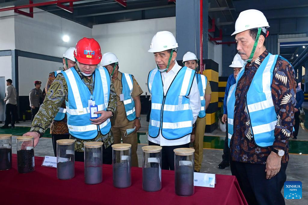 Presidente indonésio inaugura fábrica de ânodos de bateria de lítio com investimento chinês na província de Java Central