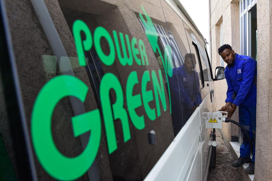 Observatório Econômico: Micro-ônibus elétricos chineses impulsionam transição da Etiópia para mobilidade verde