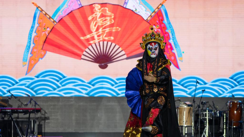 Milhares de pessoas participam do Na Praia Festival com o tema “China” em Brasília